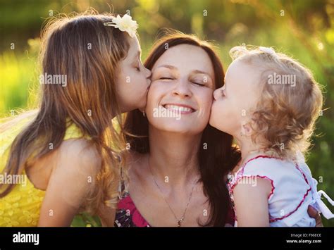 Retrato De Joven Feliz Madre Con Sus Hijas En La Soleada Pradera Fotografía De Stock Alamy