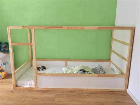 Und damit die zwerge auch ausreichend platz haben, wenn sie denn mal zusammen in ihrem zimmer und nicht bei uns im familienbett schlafen. Ikea Kura Hack: Ein Kinderbett mit Dach zum selber bauen ...