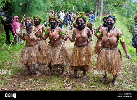 Papua New Guinea Women Dancers Stockfotos Und Bilder Kaufen Alamy