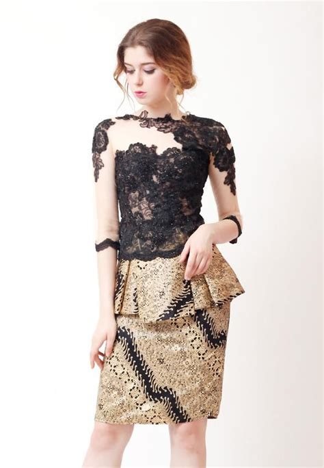 Sesuai dengan fungsinya dalam upacara perkawinan, tepatnya digunakan pada waktu upacara siraman oleh calon pengantin, diharapkan agar pengantin berserta keluarganya mempunyaimasa depan yang cerah, senantiasa mendapatkan rahmat, banyak anak. 16 Ide Terkini Baju Kurung Kombinasi Brokat