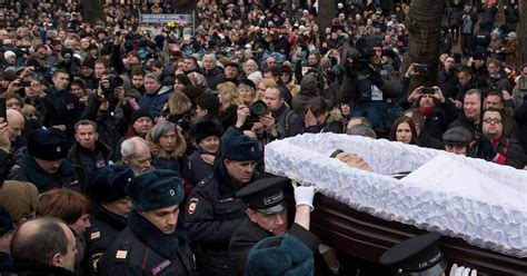Memorial for Nemtsov, Assassinated Critic of Putin, Draws Thousands 