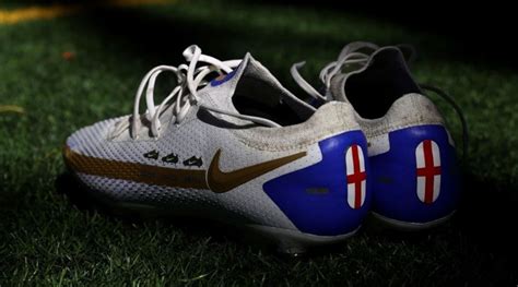 Harry kane has won the 2018 world cup golden boot with his six goals for england during the tournament. Harry Kane Special Edition Nike Phantom GT "Golden Boot ...