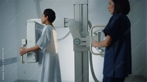 Stockvideo Hospital Radiology Room Beautiful Latin Woman Standing
