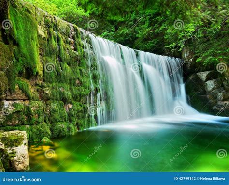 Lago Emerald Waterfalls Forest Landscape Foto De Archivo Imagen De