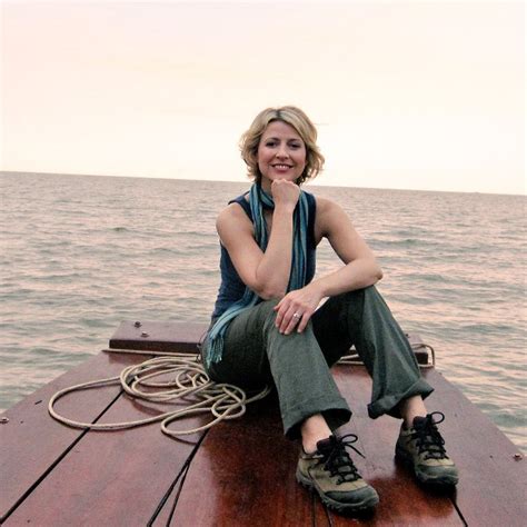 Samantha Brown On Twitter How To Pack A Week S Worth Of Clothes In A Carry On Https T Co