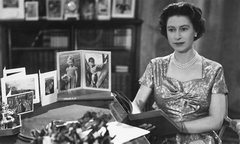 Hijo del príncipe andrés de grecia y dinamarca y de la princesa alicia de battenberg, y en 1947 se casó con la princesa isabel, hija del rey jorge vi y la reina isabel del reino unido. Hace 60 años la reina Isabel II emitía su primer discurso ...