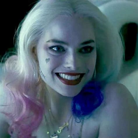 Margot Robbie Casi Viste El Traje Original De Harley Quinn De Los Cómics En Escuadrón Suicida