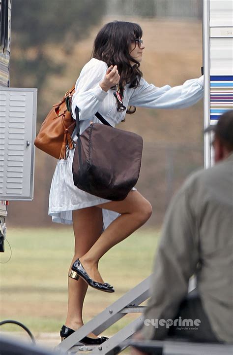 Zooey Deschanel On The Set Of Her New Awesome Tv Show “new Girl” La