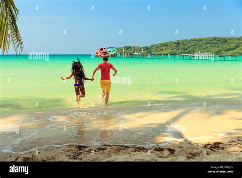 Interracial Couple Enjoy Vacation On The Tropical Beach Stock Photo Alamy