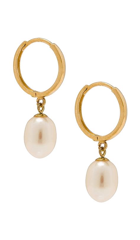 Stone And Strand Elliptical Pearl Huggie Earrings In Gold Pearl