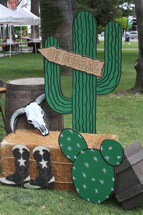 Western theme party supplies, decorations and favors it's time to throw yourself an old fashioned country western barn dance! Pin on mack