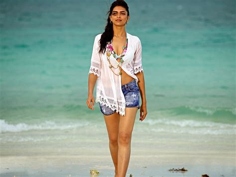 How tall and how much weigh deepika padukone? Hollywood Images: Check Deepika Padukone Height In These ...