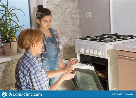 Het Mamma En De Dochter Maken Koekjes In De Keuken Stock