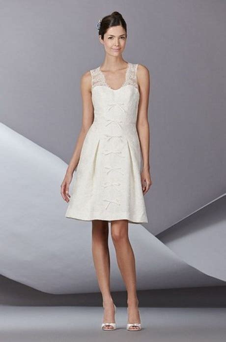 Le linee dritte ed ultramorbide che ricadono perfettamente sulla silhouette della sposa, la messa in risalto della schiena grazie ai ricami in pizzo e l'immensa naturalezza conferita dai tessuti. Abiti da sposa corti vintage
