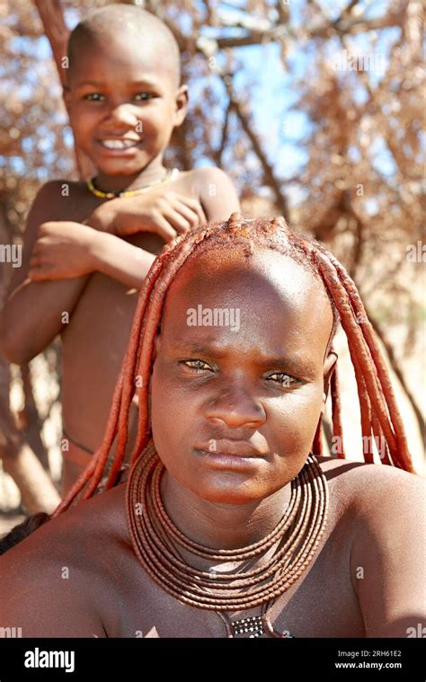 Namibia Retrato De Una Mujer Himba Y Un Niño En La Región De Kunene
