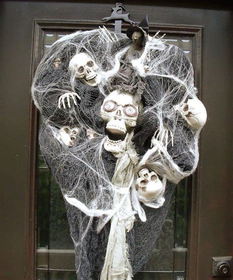 15 Mysterious Chilling And Creepy Halloween Wreath Designs To Realize
