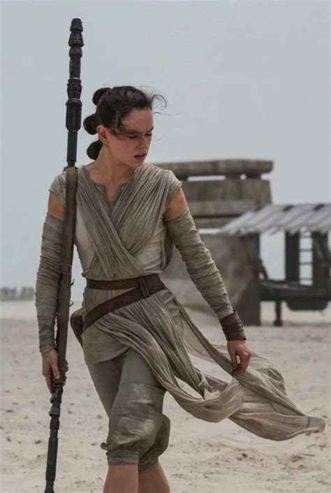 Daisy Ridleys Rey To Use Staff Weapon In Star Wars The Force Awakens