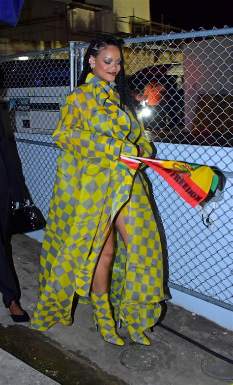 Rihanna Sexy Legs At Buju Banton Concert In Barbados Hot Celebs Home