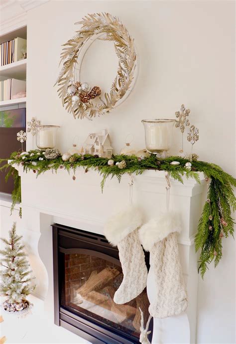 29 Beautiful And Simple Christmas Mantel Decorating Ideas D9e