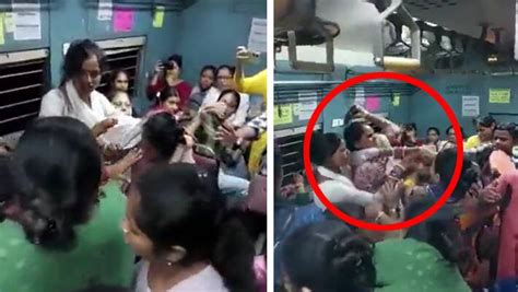 कोलकाता की लोकल ट्रेन में महिलाओं के बीच चले लात घूंसे और चप्पल बात बस इतनी सी थीदेखें वीडियो