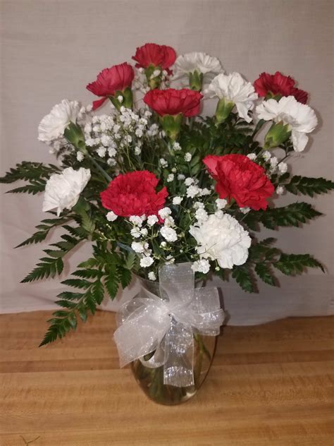 12 Red And White Carnations In A Vase In Columbia Pa Flowers By Us