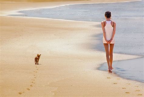 Caminar En La Playa Beneficios De Caminar Descalzos Sobre La Arena
