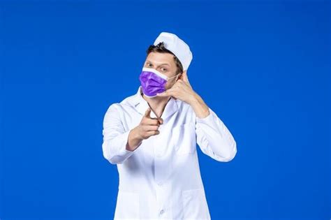 Vue De Face De La Femme Médecin En Costume Médical Et Masque Avec