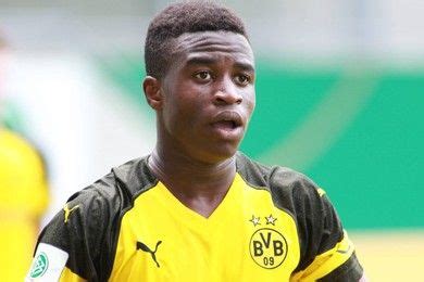 Youssoufa moukoko | 16 | striker | borussia dortmund. Dortmund : Moukoko, machine à buts et millionnaire à 14 ...