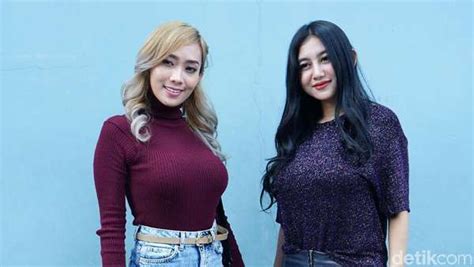 Foto Topless Pamela Beredar Duo Serigala Kapok Pakai Baju Terbuka
