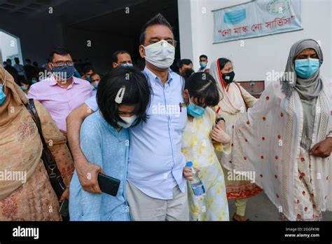 Bangladeshi American Sharif Imran Et Ses Deux Filles Japonaises Sortant De La Haute Cour Après