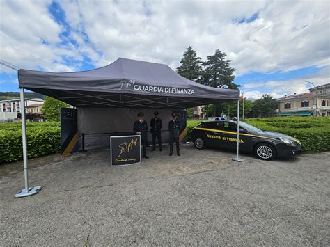 Comunit Coesa Citt Pi Sicura Stamattina Il Truck Della Polizia Di Stato Davanti Al Castello