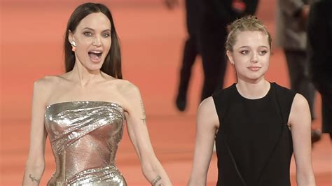 Shiloh Jolie Pitt la fille d Angelina Jolie et Brad Pitt surprend en s affichant le crâne rasé