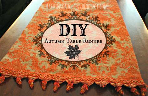 Simple table runner ideas for spring, summer, and fall. MarvinsDaughters: DIY Autumn Table Runner