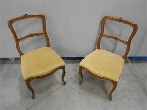 Deux chaises en bois naturel à décor sculpté de feuillages,...  VENTE