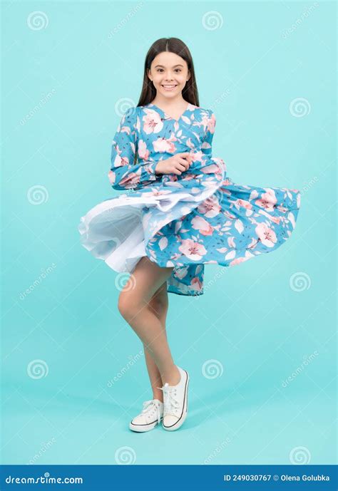 joven adolescente elegante vestido con fondo azul hermoso adolescente con ropa de verano