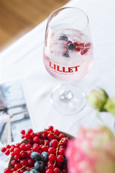 Lillet Berry Genie En Mit Leckerem Rezept F R Den Drink Der Saison