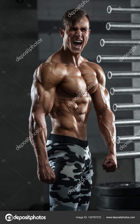 Hombre Musculoso Mostrando M Sculos Posando En El Gimnasio Fuertes Abdominales Masculinos