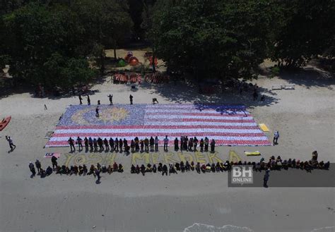 Yayasan dana kebajikan muslim malaysia. 123 sukarelawan wanita hasilkan kolaj Jalur Gemilang ...