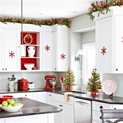 I use this space at the end of our kitchen counter as it's the least used counter space. Cute Pinterest: Cozy Christmas kitchen decor ideas