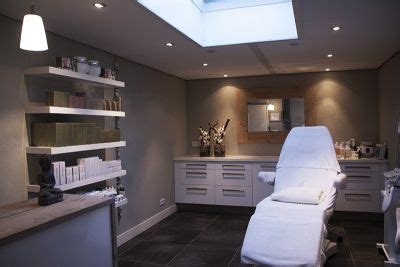 A beauty salon or beauty parlor (beauty parlour), or sometimes beauty shop, is an establishment dealing with cosmetic treatments for men and women. Tijd voor een verbouwing van de behandelruimte van ...