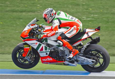 Aprilia offers two models of the bike: Aprilia RSV4 Wallpapers | BadAssHelmetStore