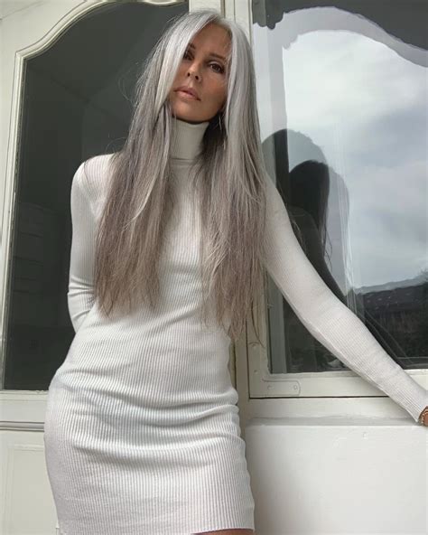 Pelo Color Plata Grey Hair Inspiration Gorgeous Gray Hair Gray Hair Growing Out Long Gray