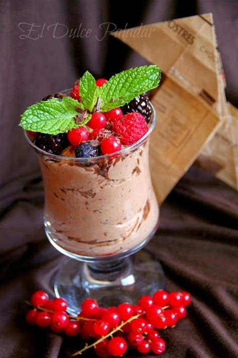 Cucuruchos rellenos de mousse de chocolate, una dulce propuesta.ver más. Mousse de Chocolate con Frutos Rojos | Postres Fáciles y Ricos