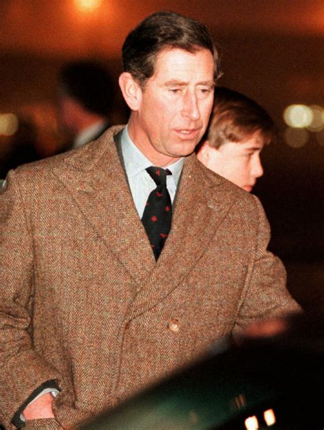 Londres, 19 de febrero de 1960), es el tercer hijo y segundo varón de la reina isabel ii del reino unido y el príncipe felipe.en la actualidad es el octavo en la línea de sucesión al trono británico, pero hasta el nacimiento de su sobrino el príncipe guillermo en 1982 era número dos, después de su hermano el príncipe. Sabemos cuáles y cómo son los abrigos que lleva usando el ...