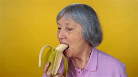 foto de granny comiéndose un plátano forocoches