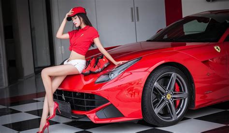 气质法拉利车模美女身着红色车模制服，性感妩媚中国制服设计网