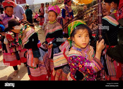 Flower H'mong Hill Tribe girl and womans at tha Sunday Weekly Market Stock Photo: 9828346 - Alamy
