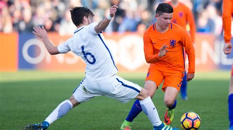 Het nederlands elftal heeft zich nog niet eens gekwalificeerd voor het ek 2004 in portugal, maar behoort volgens het. N.E.C. - Drie spelers bij selectie Oranje voor EK O19