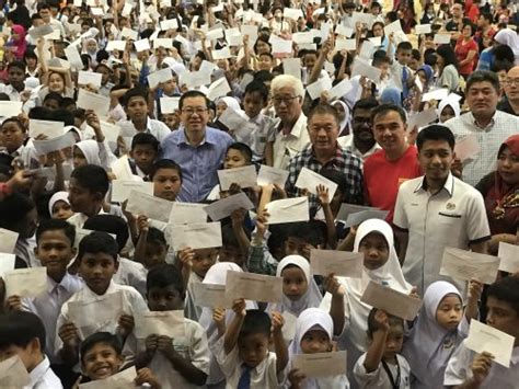 Permohonan hendaklah melalui borang permohonan bantuan ipt yang dikeluarkan oleh zakat pulau pinang. Guan Eng agih RM66,000 Bantuan Pelajar Miskin di Bagan ...