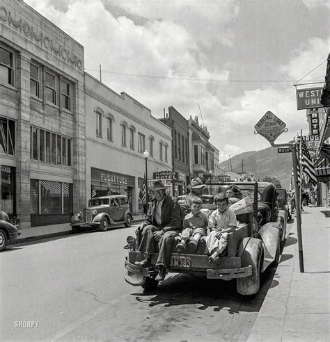 Shorpy Historic Picture Archive :: Family Truckster: 1942 high